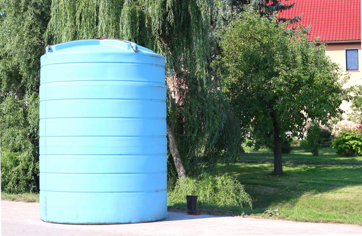 Polyäthylen externen Wassertank und Pumpe auf ländlichen Anwesen